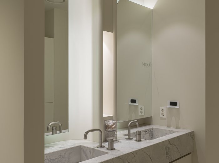 MOOi clinic powder room